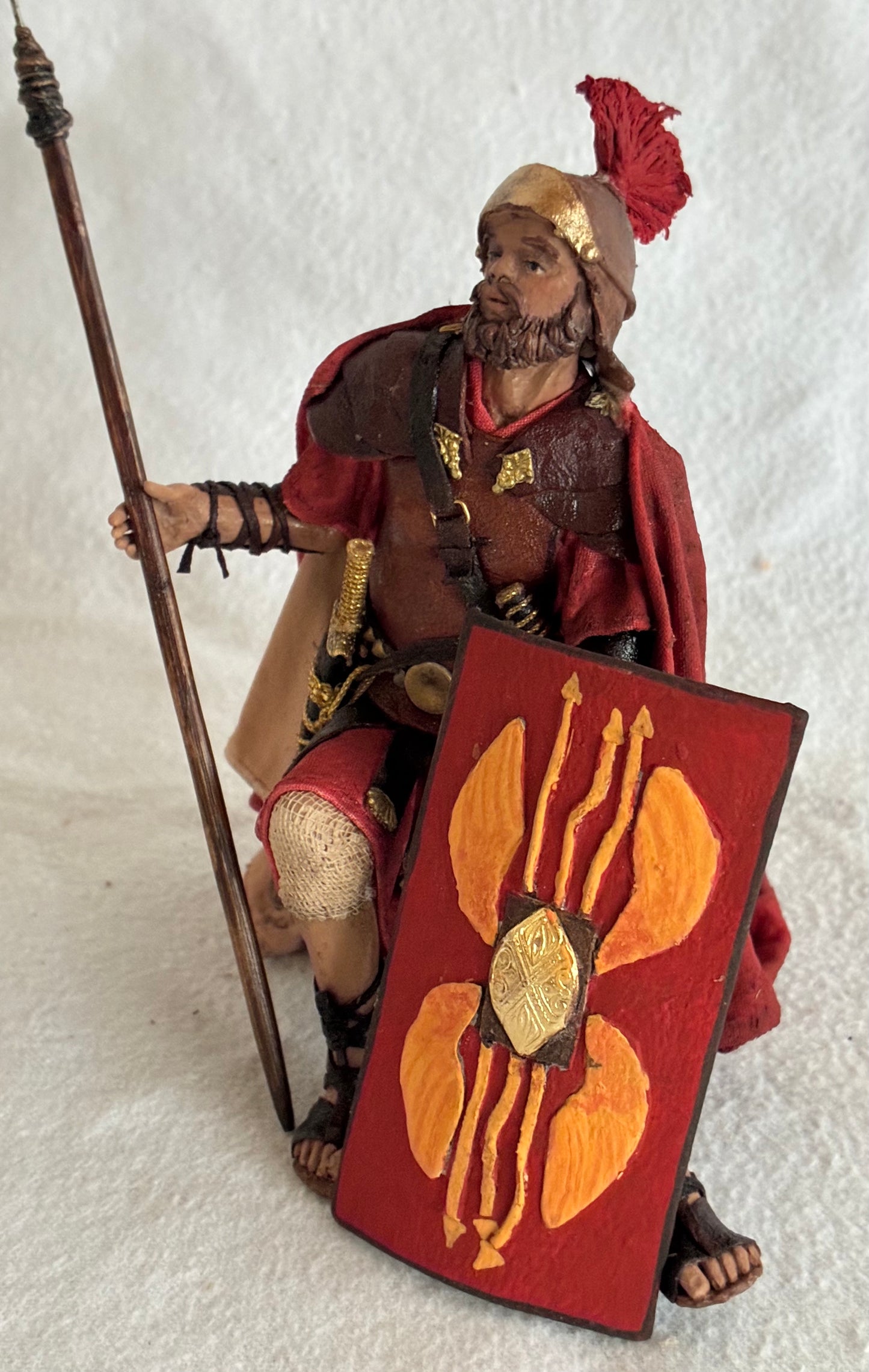 Soldat, sitzend mit Schild