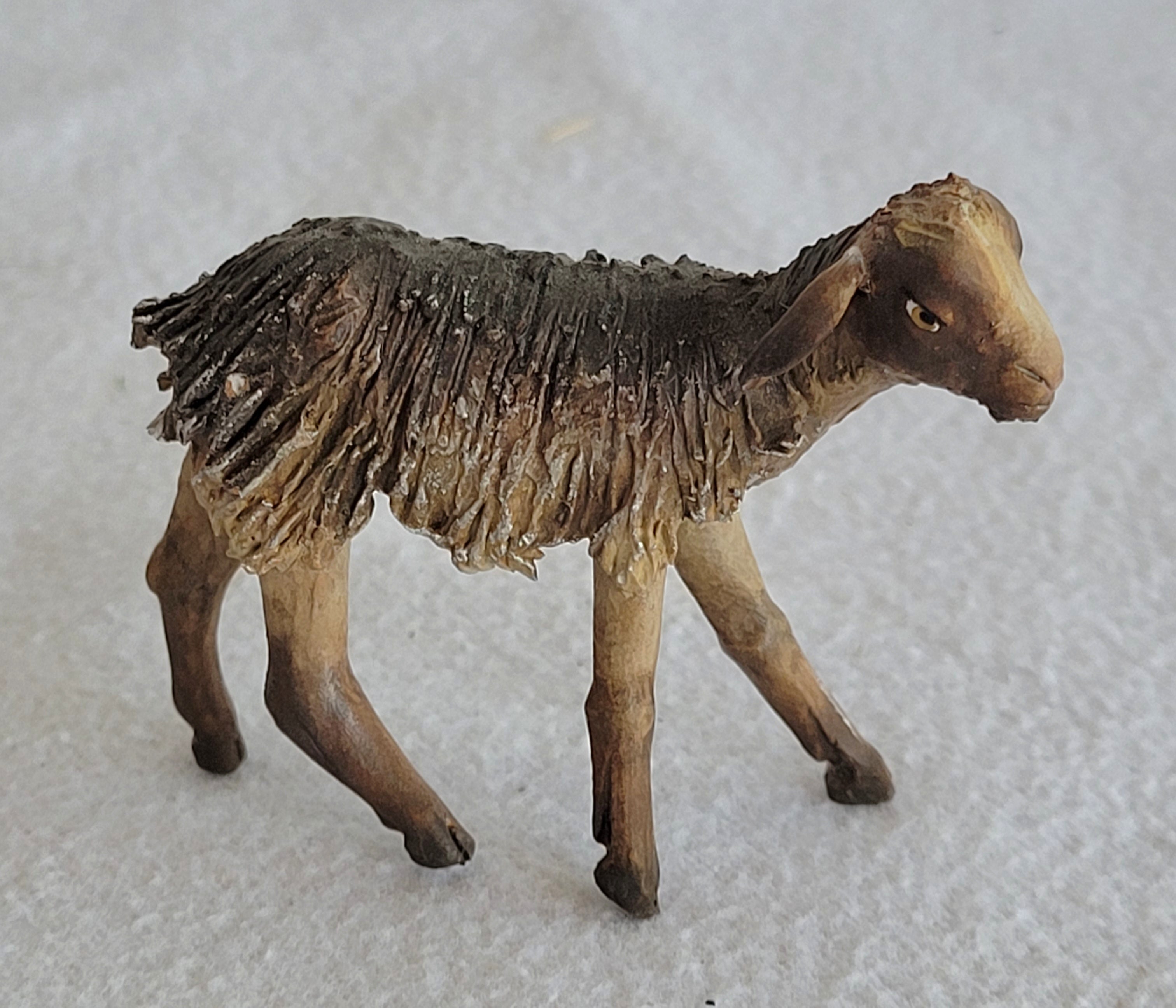 Junges Schaf stehend 10 cm
