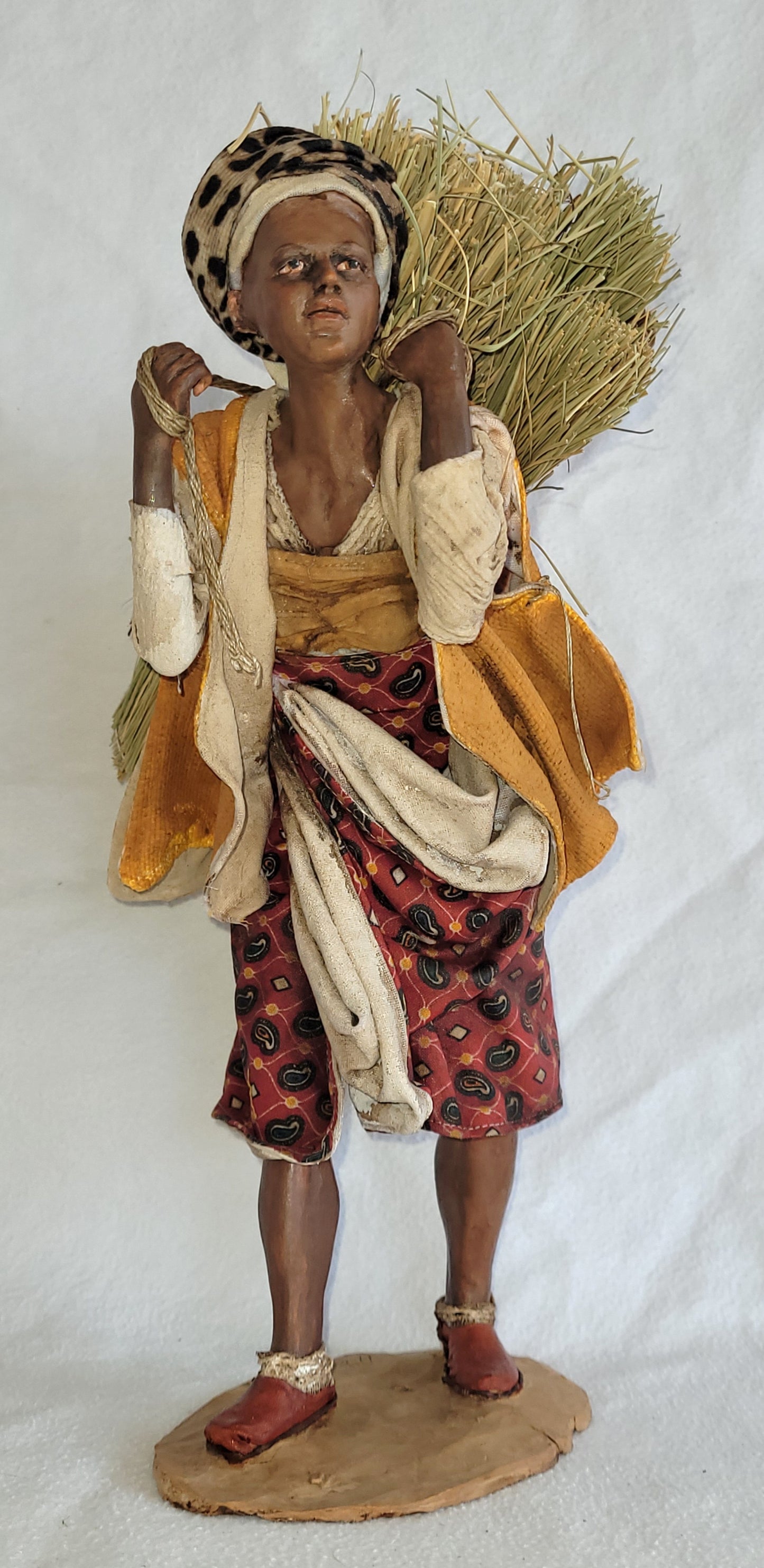 Frau mit Stroh auf dem Rücken 30 cm Particollare