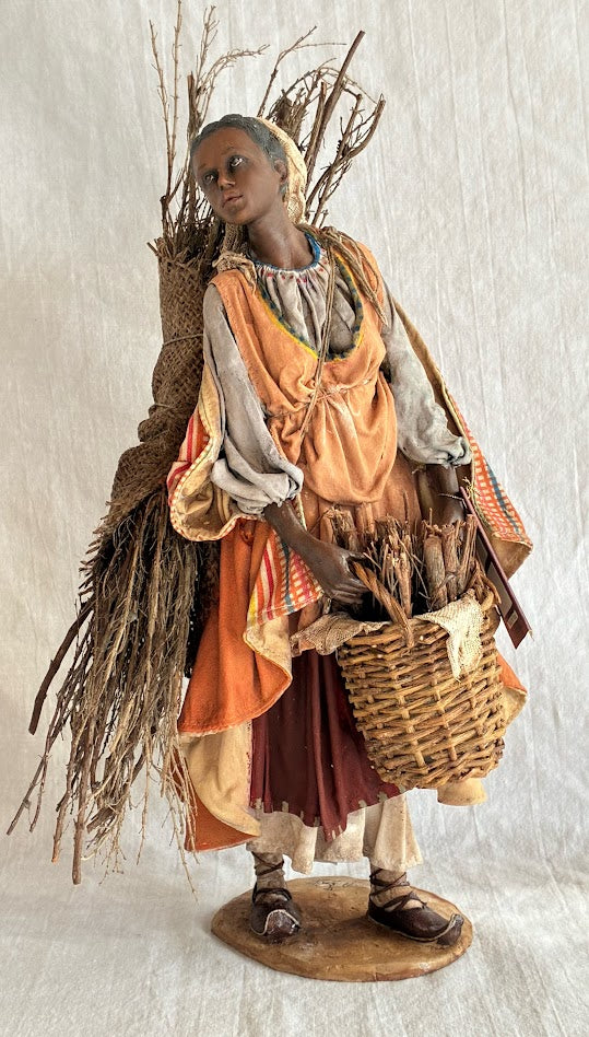 Dunkle Frau mit Holz 30 cm Particolare +