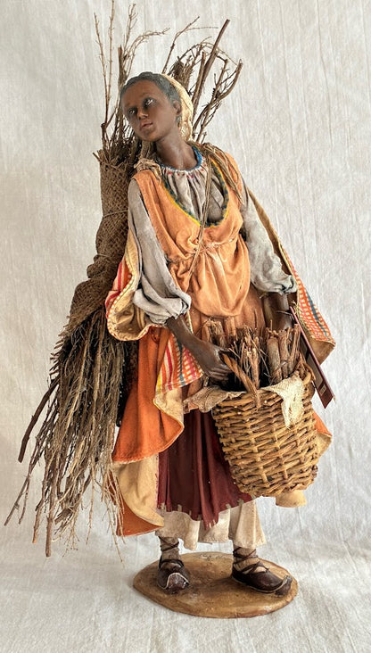 Dunkle Frau mit Holz 30 cm Particolare +