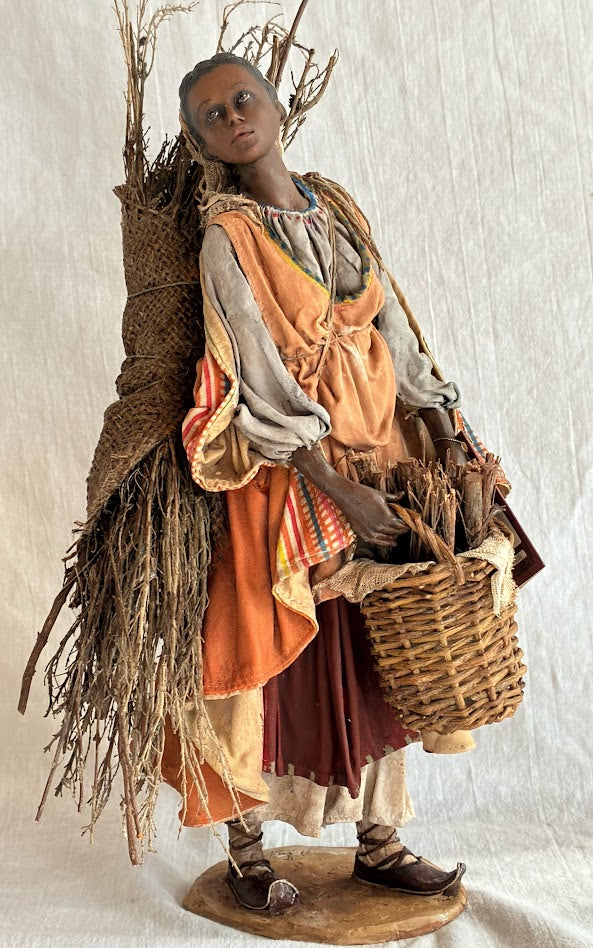 Dunkle Frau mit Holz 30 cm Particolare +