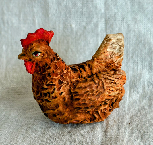 Henne sitzend 13 cm