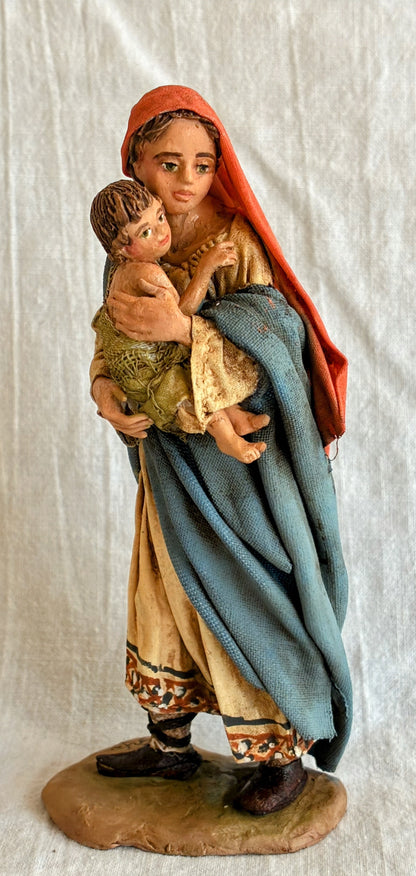 Frau mit Kind auf dem Arm 13 cm Particolare