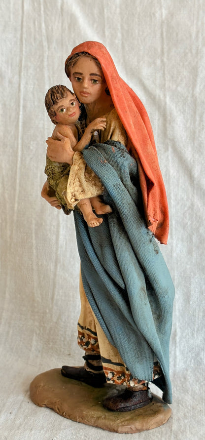 Frau mit Kind auf dem Arm 13 cm Particolare