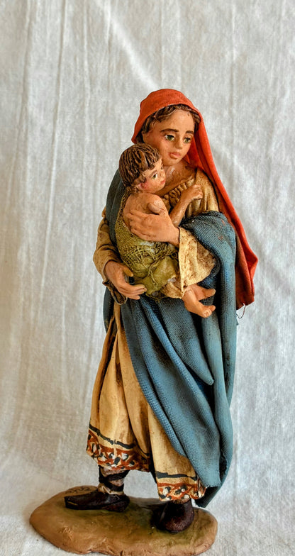 Frau mit Kind auf dem Arm 13 cm Particolare