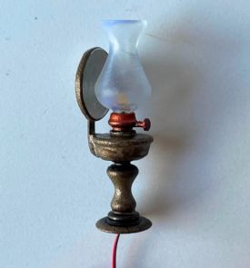 Öllampe mit Sockel und Reflektor